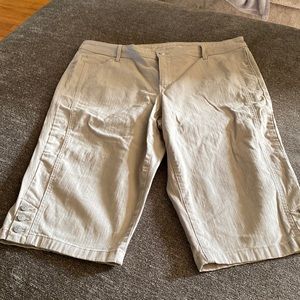 Gloria Vanderbilt womens capris; size 18w